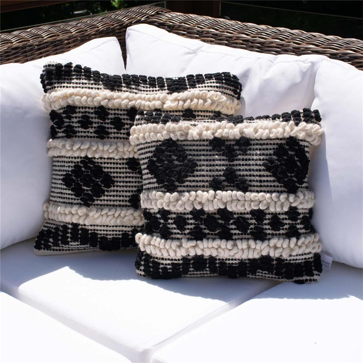 \LS-WXL535DatenBilder AccessoiresKissenbezüge & KissenKissenbezügeKONAWebKONA_draußen_Set.jpg